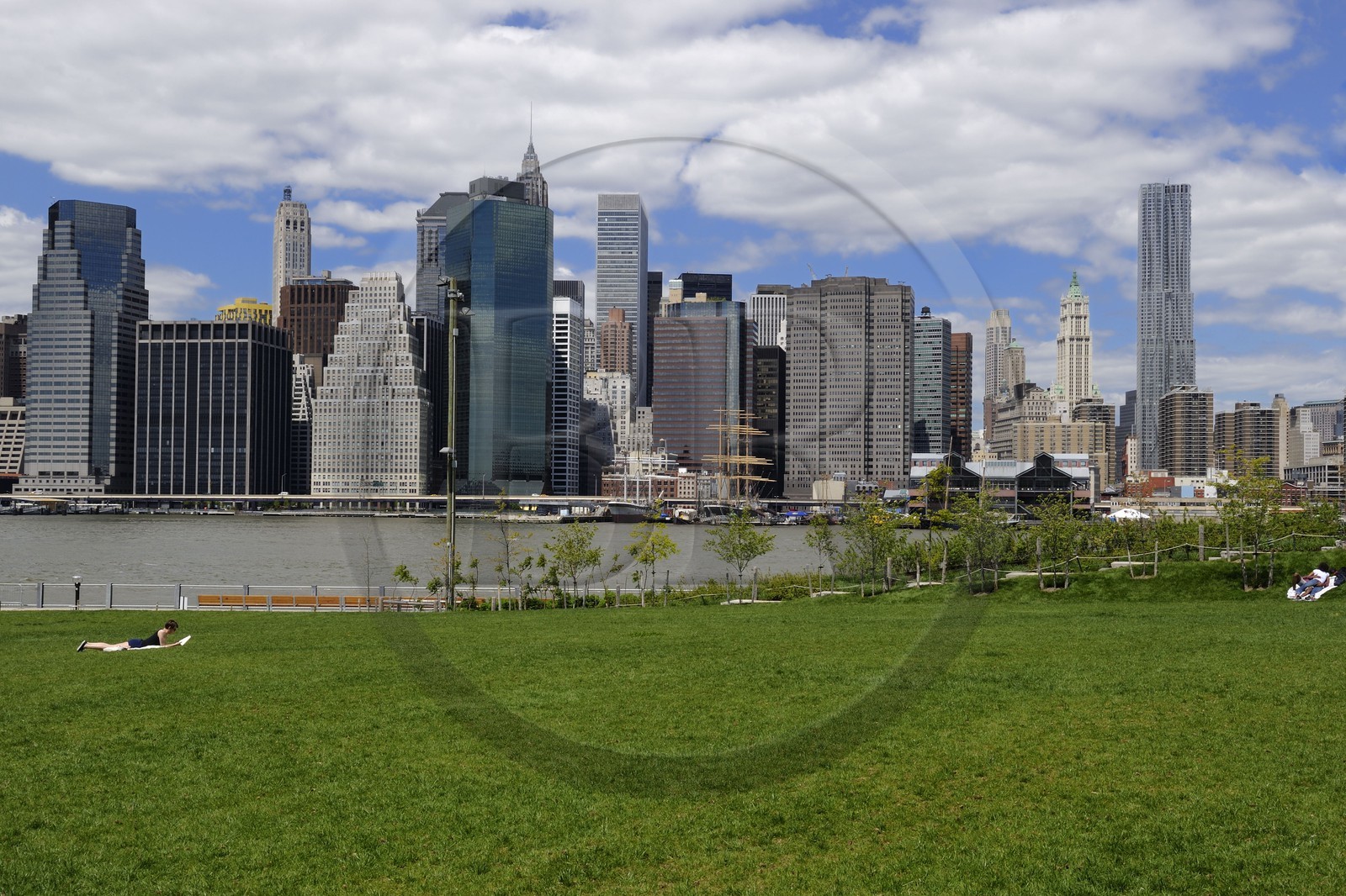 Etats-Unis, New York, Downtown Manhattan, l'East River devant South Street Seaport vue de la Promenade à  Brooklyn, Beekman Tower de l'architecte Frank Gehry à droite