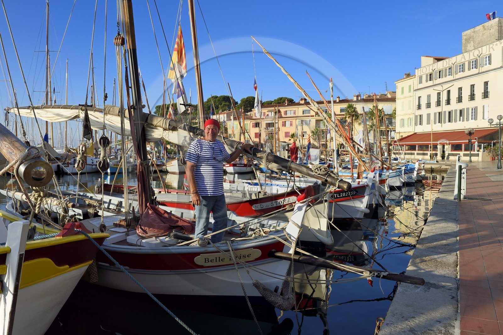 France, Var (83), Sanary-sur-Mer, barques traditionnelles de peche appelées pointus sur le port