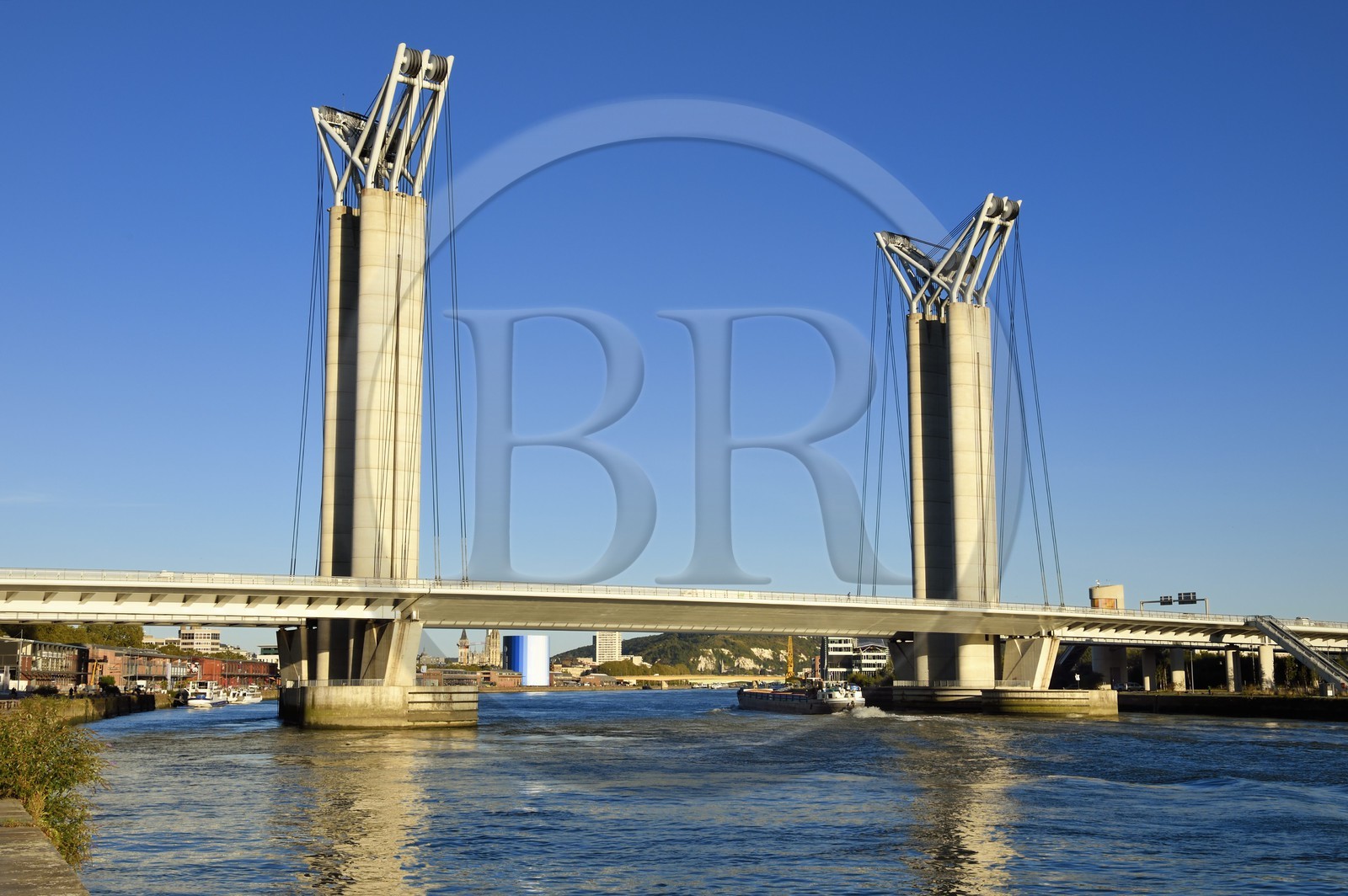 France, Seine-Maritime (76), Rouen, péniche passant sous le pont levant Gustave Flaubert sur la Seine