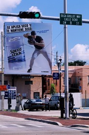 Etats-Unis, Floride, Miami, panneaux routier et panneaux publicitaire en espagnol