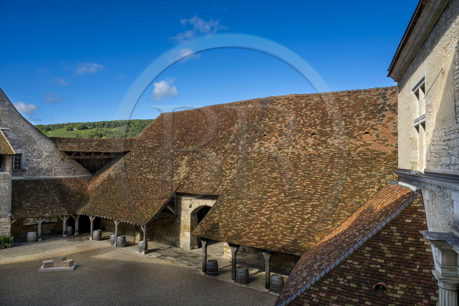 France, Côte-d'Or (21), Paysage culturel des climats de Bourgogne classés Patrimoine Mondial de l'UNESCO, Route des Grands Crus, vignoble de la Côte de Nuits, Vougeot, le Chateau du Clos de Vougeot, batiment de la cuverie du XVe siècle