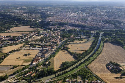 France, Hérault (34), Béziers avec la cathédrale Saint Nazaire et le Canal du Midi (vue aérienne)