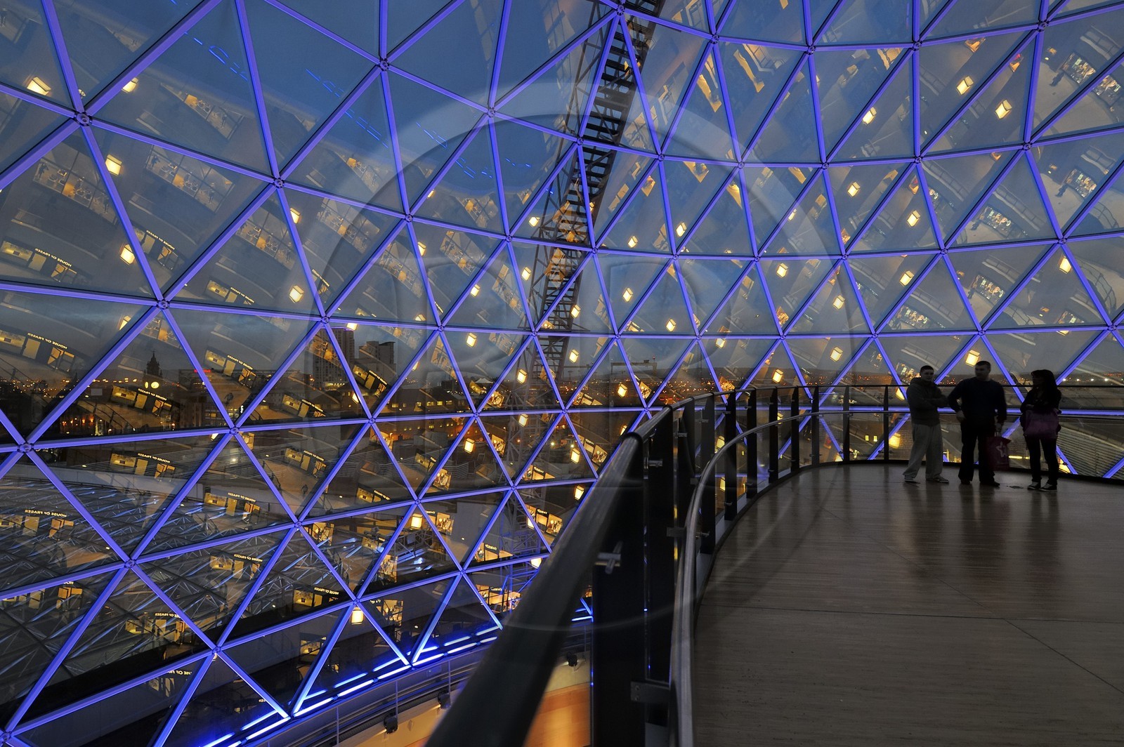 Royaume-Uni, Irlande du Nord, Belfast, le dôme en verre de 35m de diamètre du centre commercial de Victoria Square offre une large vue sur la ville