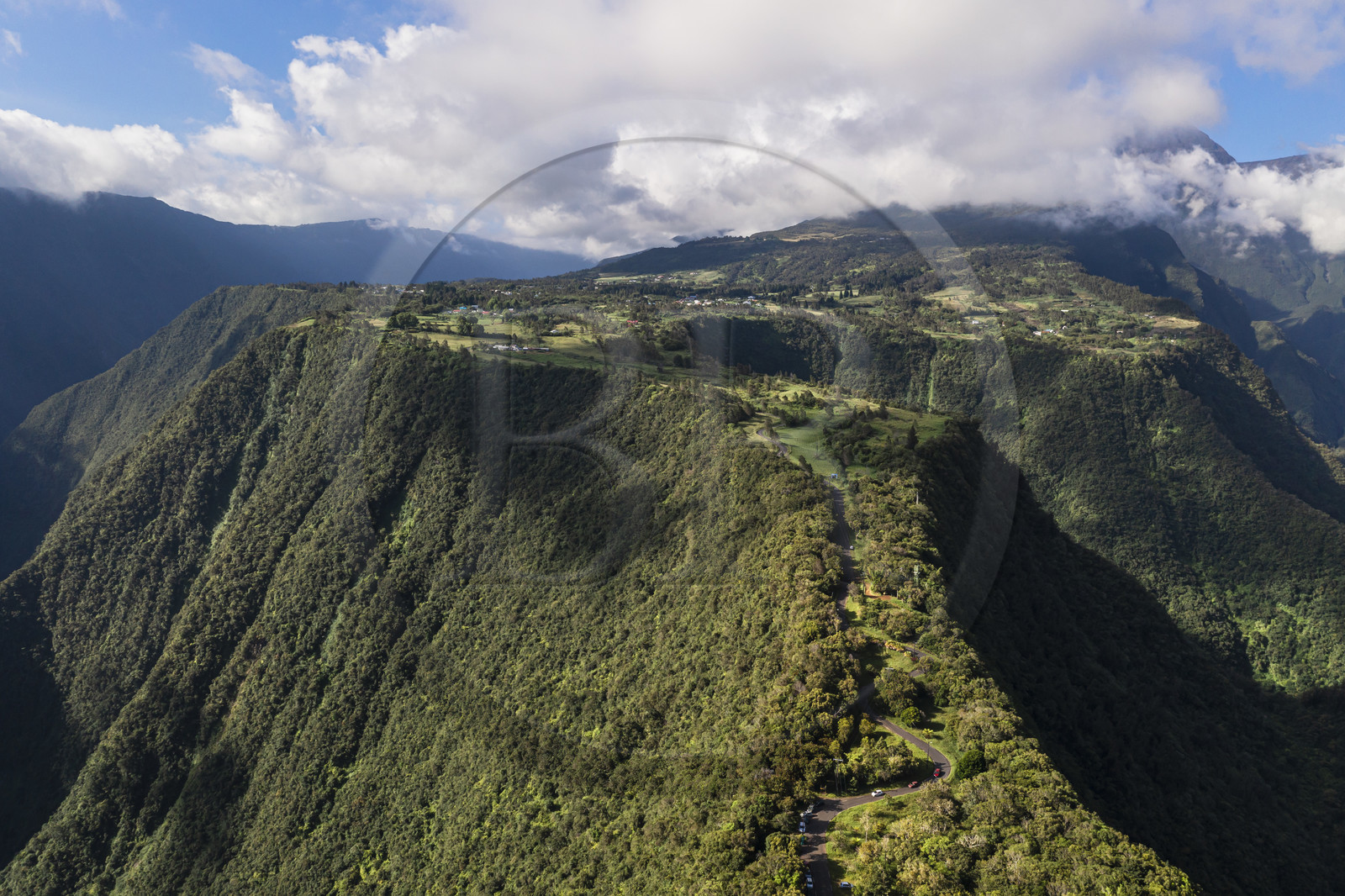 France, Ile de la Reunion, Saint-Joseph, Grand-Coude au pied du volcan du Piton de la Fournaise, plateau situé entre la rivière des Remparts à l'Ouest (gauche) et la rivière Langevin à l'Est (droite) (vue aérienne)