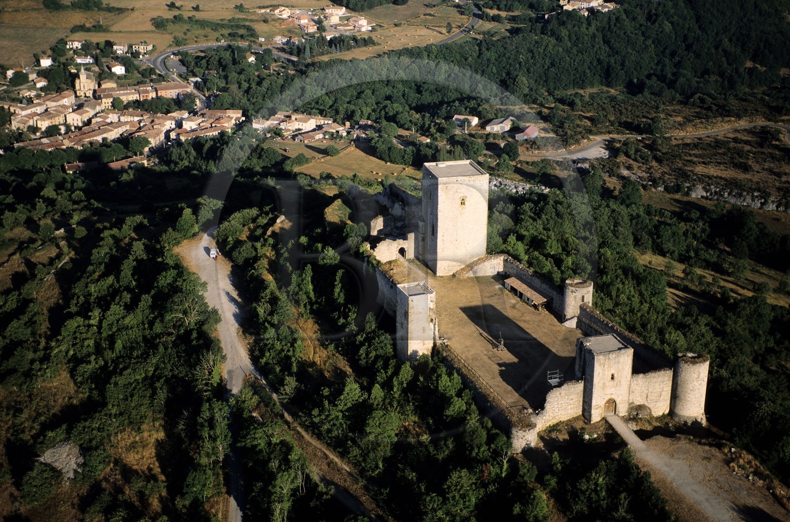 France, Aude (11), le château cathare de Puivert du XIIe siècle (vue aérienne)