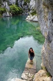 France, Alpes-de-Haute-Provence (04), Parc Naturel Régional du Verdon, Basses Gorges du Verdon en aval du lac de Sainte Croix, la dame des lacs, plongeuse, accompagnateur en montagne Nelly Kars qui a parcouru à la nage 80 kilomètres dans les gorges et lacs ennoyés du Verdon
