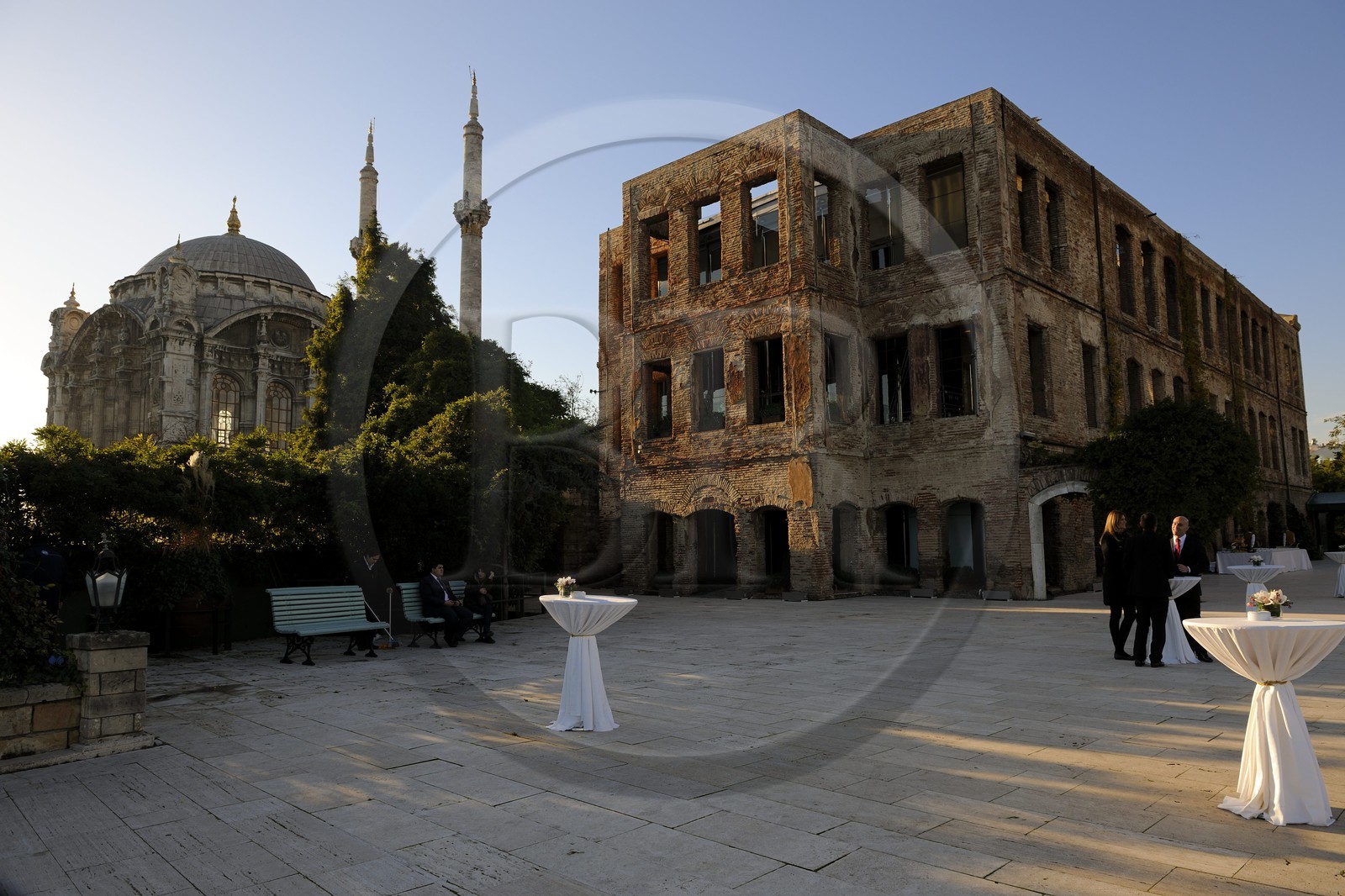 Turquie, Istanbul, Marmara Esma Sultan par le cabinet d'architectes GAD Global Architectural Development derrière la mosquée baroque d' Ortaköy au bord du Bosphore