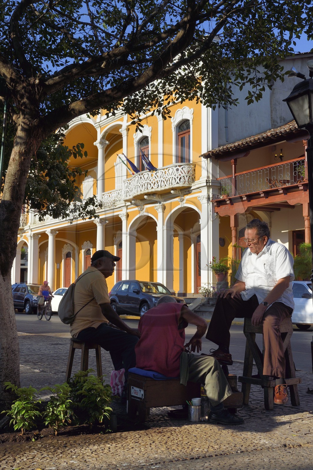 Nicaragua, Granada, maisons coloniales sur le Parque Central (Parque Colon), cireur de chaussure