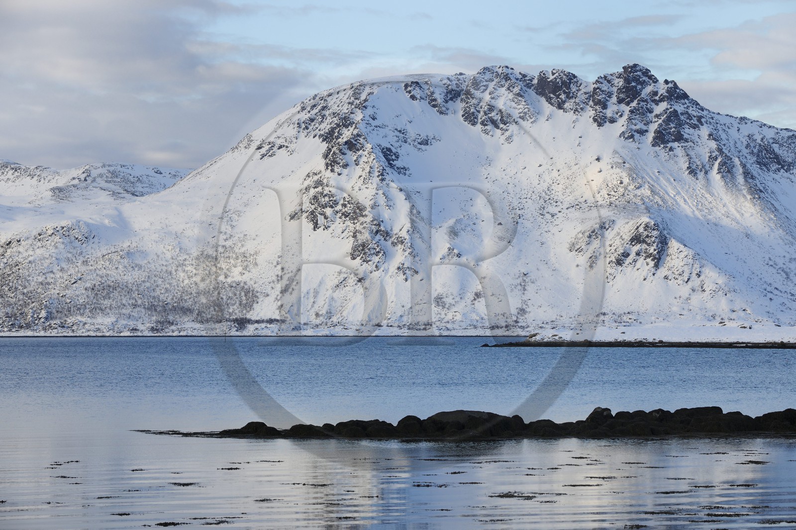 Norvège, Nordland, Iles Lofoten, vue sur l'Ile de Vestvagoy depuis Vagan en hiver