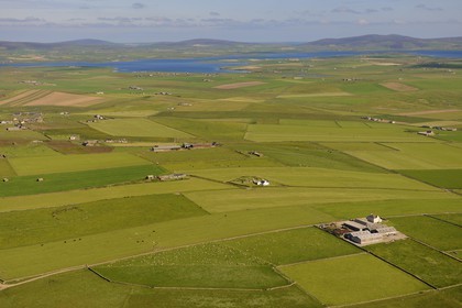 Royaume-Uni, Ecosse, Iles Orcades, Ile de Mainland, champs et fermes éparses sur la côte Est (vue aérienne)
