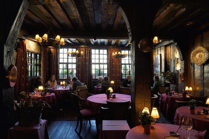 France, Seine-Maritime (76), Rouen, place du Vieux Marché, le restaurant La Couronne dans une maison à pans de bois de 1345 serait la plus vieille auberge de France
