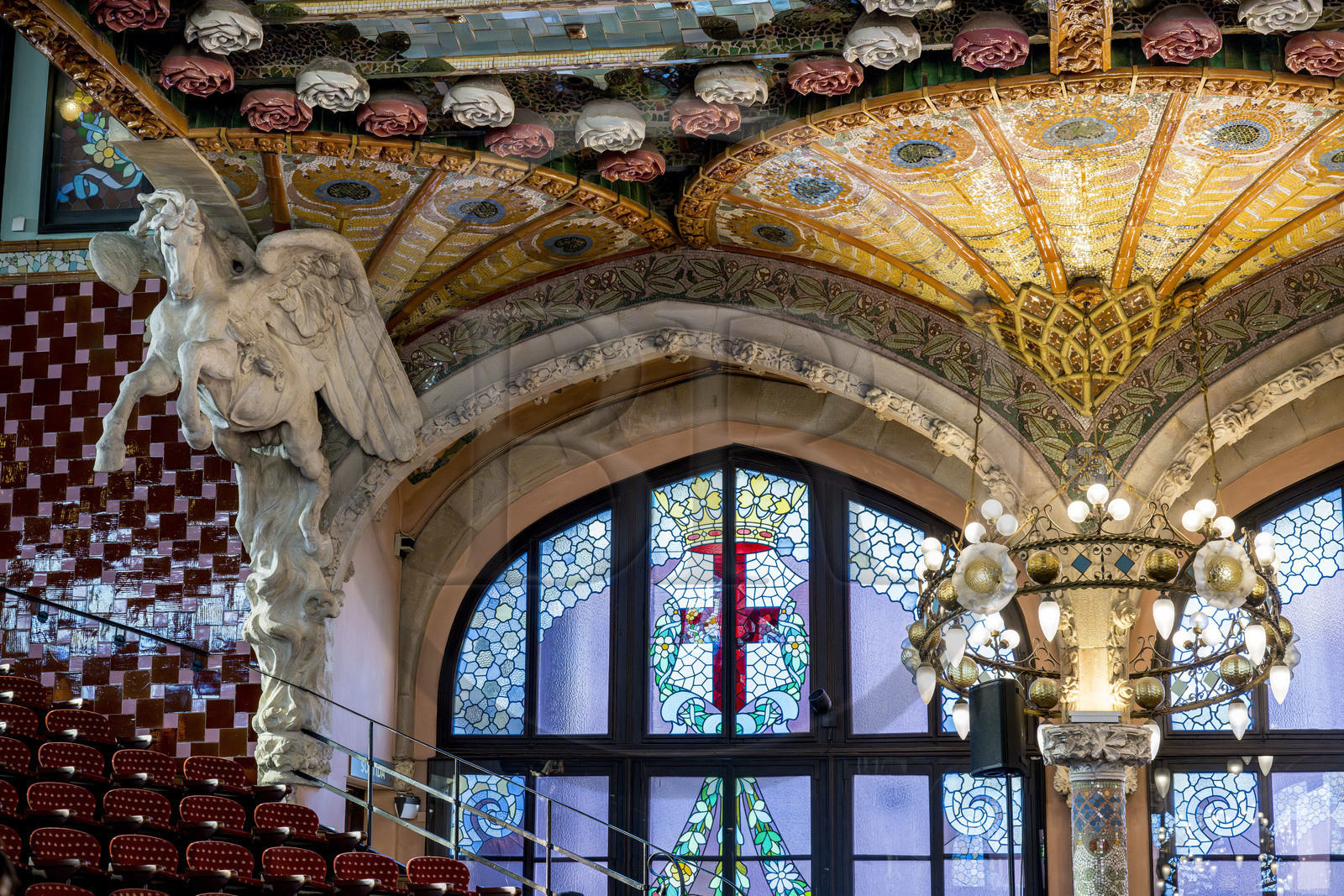 Espagne, Catalogne, Barcelone, Palau de la Musica Catalana (palais de la musique catalane), salle de concert dessinée par l'architecte du modernisme catalan Lluis Domènech i Montaner, site classé au Patrimoine Mondial de l'UNESCO, Pégase au début du second balcon