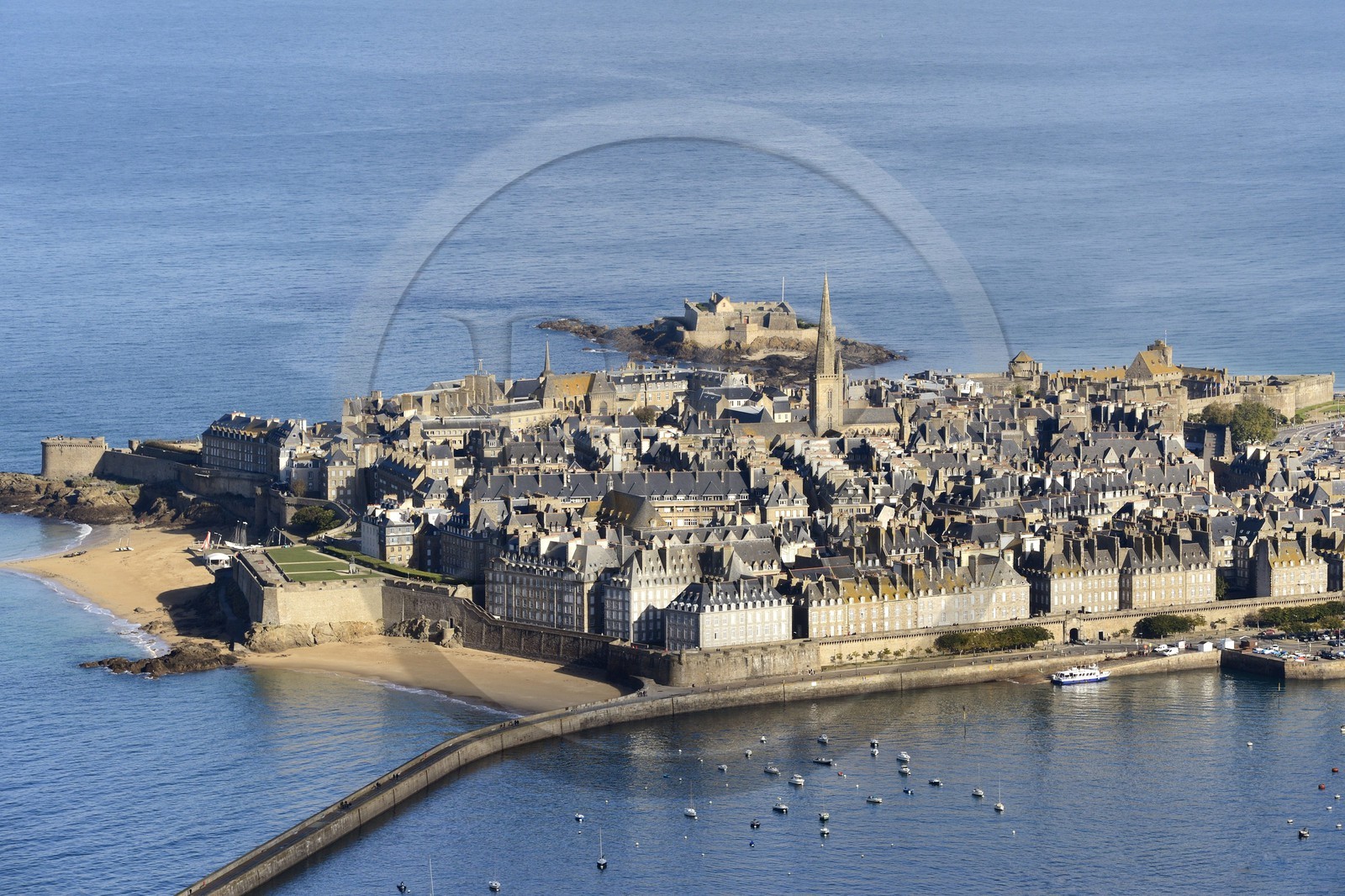 France, Ille-et-Vilaine (35), côte d'émeraude, la vieille ville fortifiée de Saint-Malo à l'abris de ses remparts (vue aérienne)