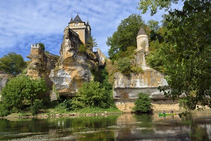 France, Dordogne, Périgord Noir, Thonac, the Belcayre castle on its rocky outcrop along the Vezere river