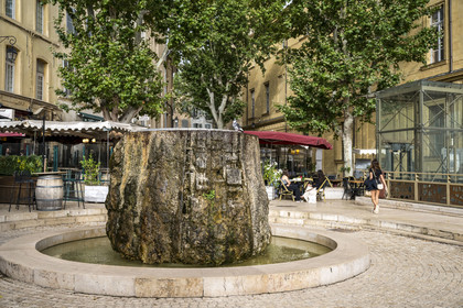 France, Bouches-du-Rhône (13), Aix en Provence, forum des Cardeurs, fontaine fes Cardeurs du sculpteur Jean Amado