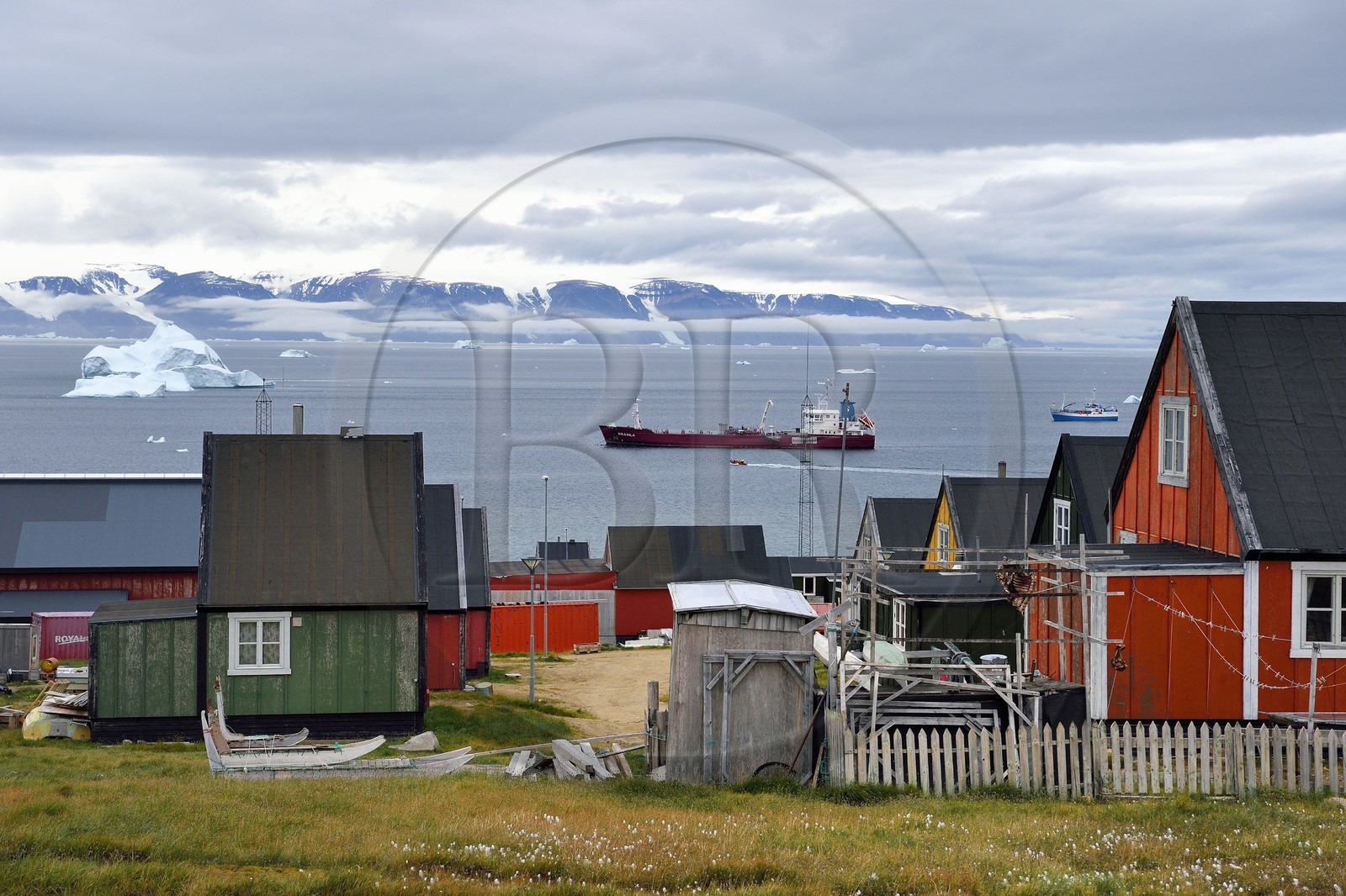 Groenland, cote Nord-Ouest, mer de Baffin, pétrolier devant la ville de Qaanaaq ou Nouvelle Thule