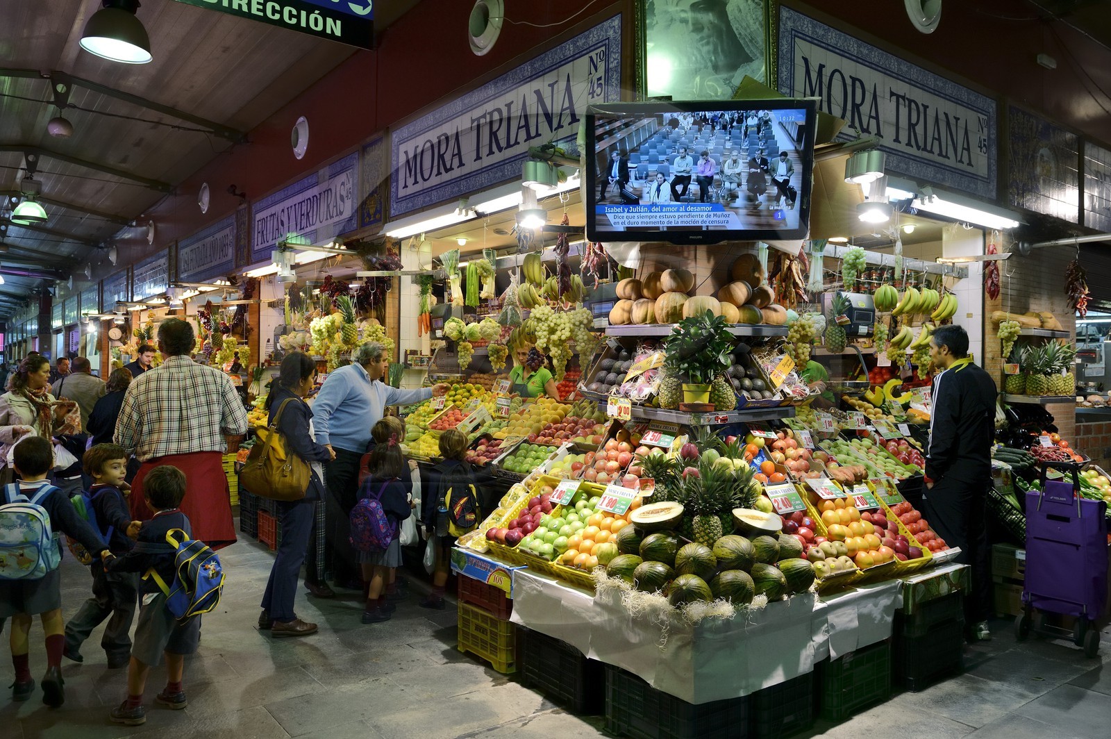 Espagne, Andalousie, Séville, quartier de Triana, le marché couvert de Triana, étal de marchand de fruits et légumes