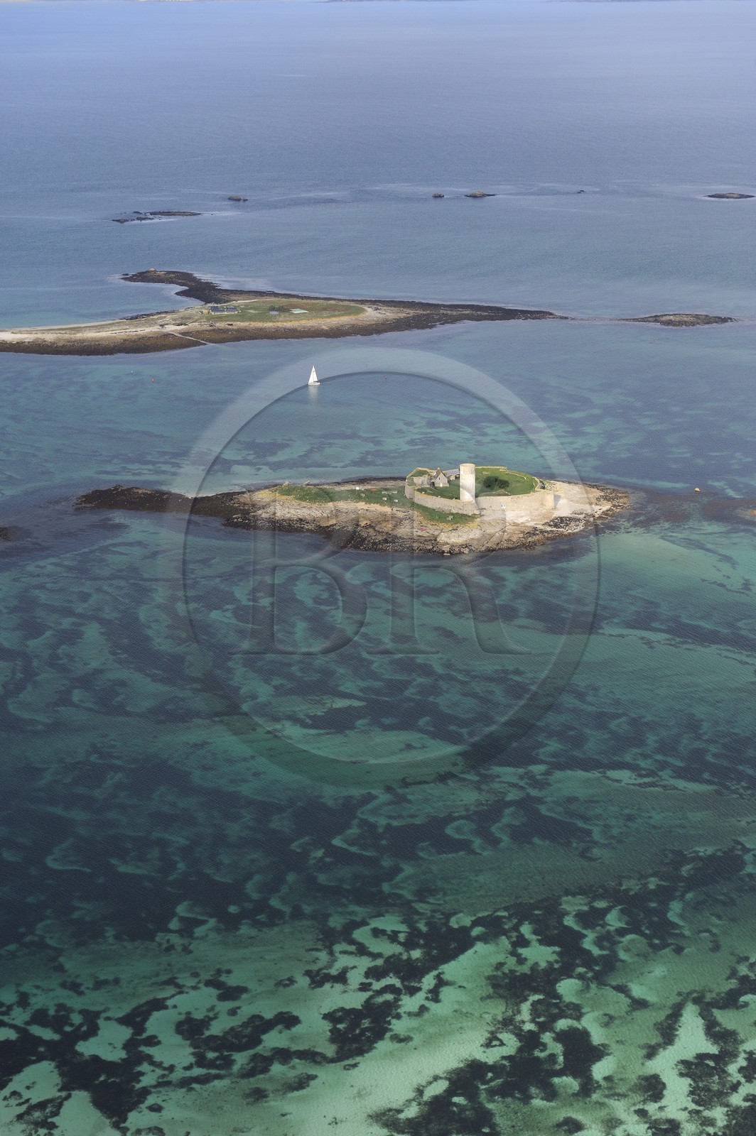 France, Finistère (29), La Foret Fouesnant, archipel des Glénan, Fort Cigogne sur l'Ile Cigogne et Ile de Bananec en arrière plan (vue aérienne)