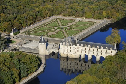 France, Indre-et-Loire (37), château de Chenonceau et son jardin à la française au bord du Cher (vue aérienne)