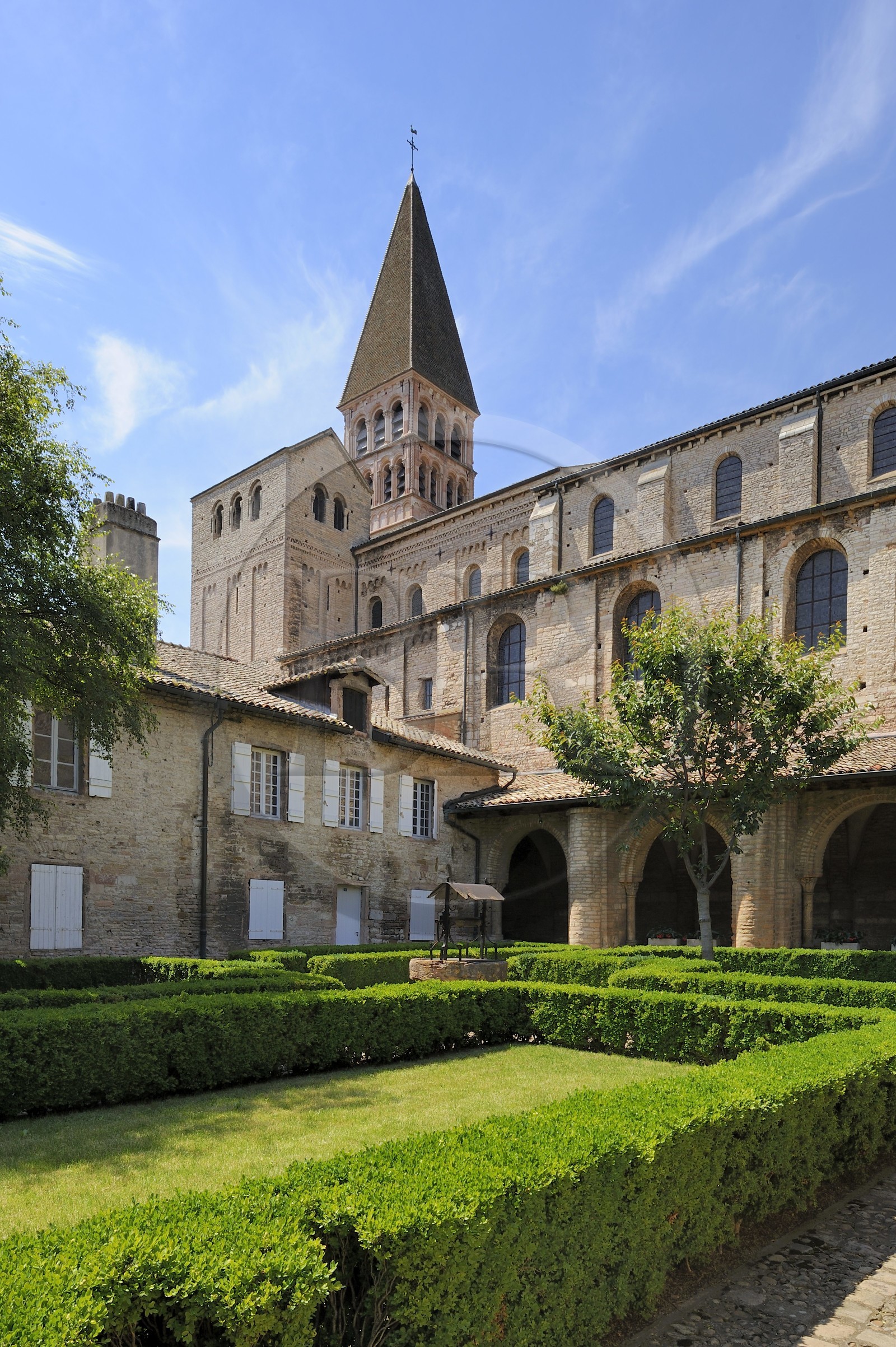 France, Saône et Loire (71), abbaye de Tournus, le cloitre