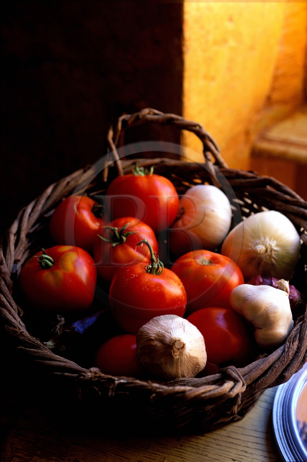 France, Gard (30), panier de légumes provençaux dans une maison d'hôtes