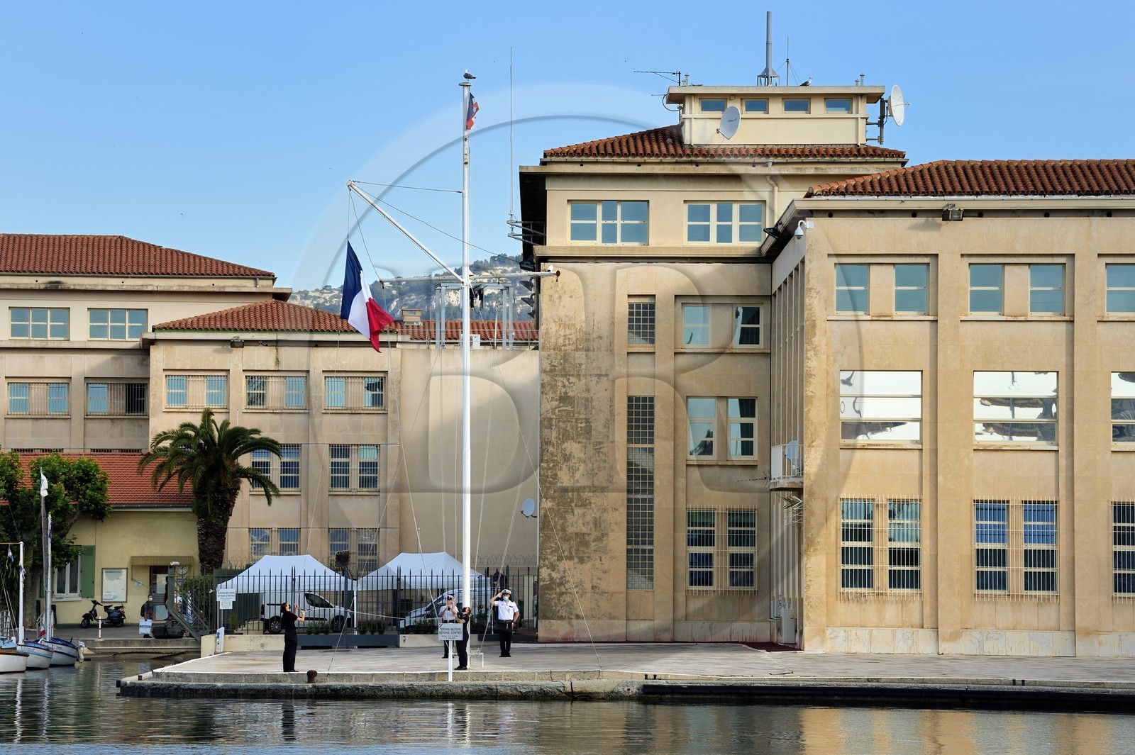 France, Var (83), Toulon, la base navale (Arsenal), le lever du drapeau devant la préfecture maritime de la Méditerranée