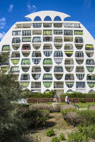 France, Hérault (34), La Grande-Motte, labellisé patrimoine du XXème siècle, quartier du Couchant à l'ouest du port, l'immeuble Le Poseidon des architectes Gilles et Jean Balladur, appartenant au style architectural féminin appelé bonnet d’évêques