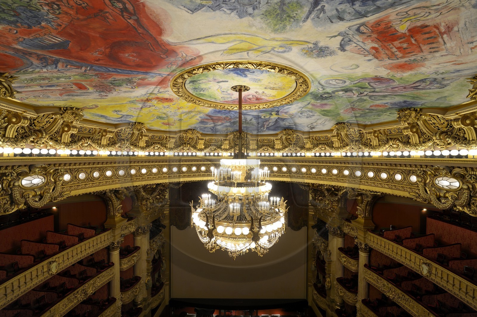 France, Paris (75), Opéra Garnier, la coupole du plafond décoré par Marc Chagall dans la grande salle et le grand lustre de 7 à 8 tonnes créé par Garnier