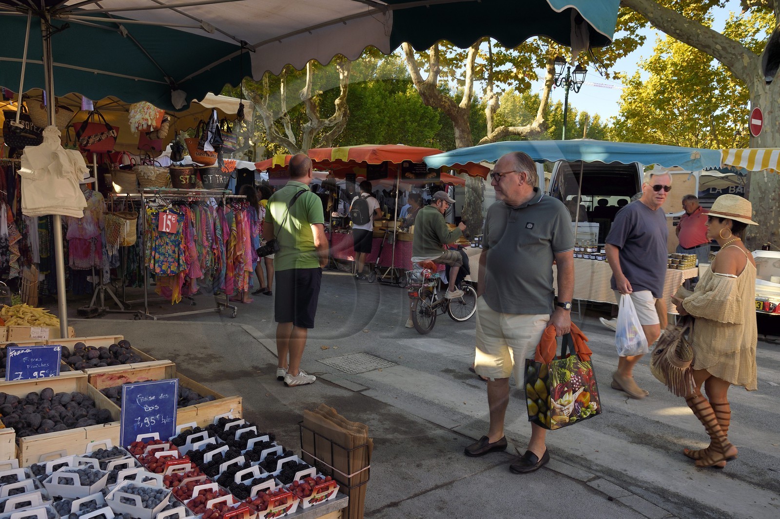 France, Var (83), Saint-Tropez, place des Lices, terrasse de cafés et étals de produits artisanaux à l'occasion du marché hebdomadaire le samedi matin