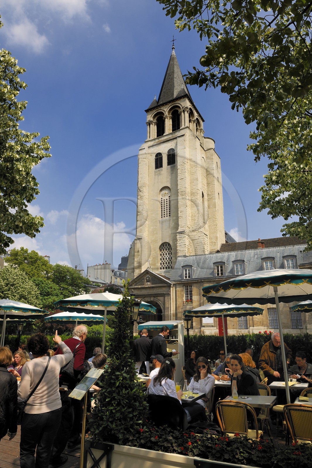 France, Paris (75), église Saint-Germain, place Saint-Germain-des-Prés, terrasse du Café de Flore