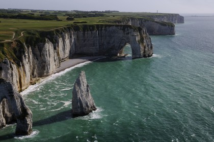 France, Seine-Maritime (76), Pays de Caux, Côte d'Albâtre, Etretat, les falaises d'Aval, l'Aiguille Creuse et le golf (vue aérienne)