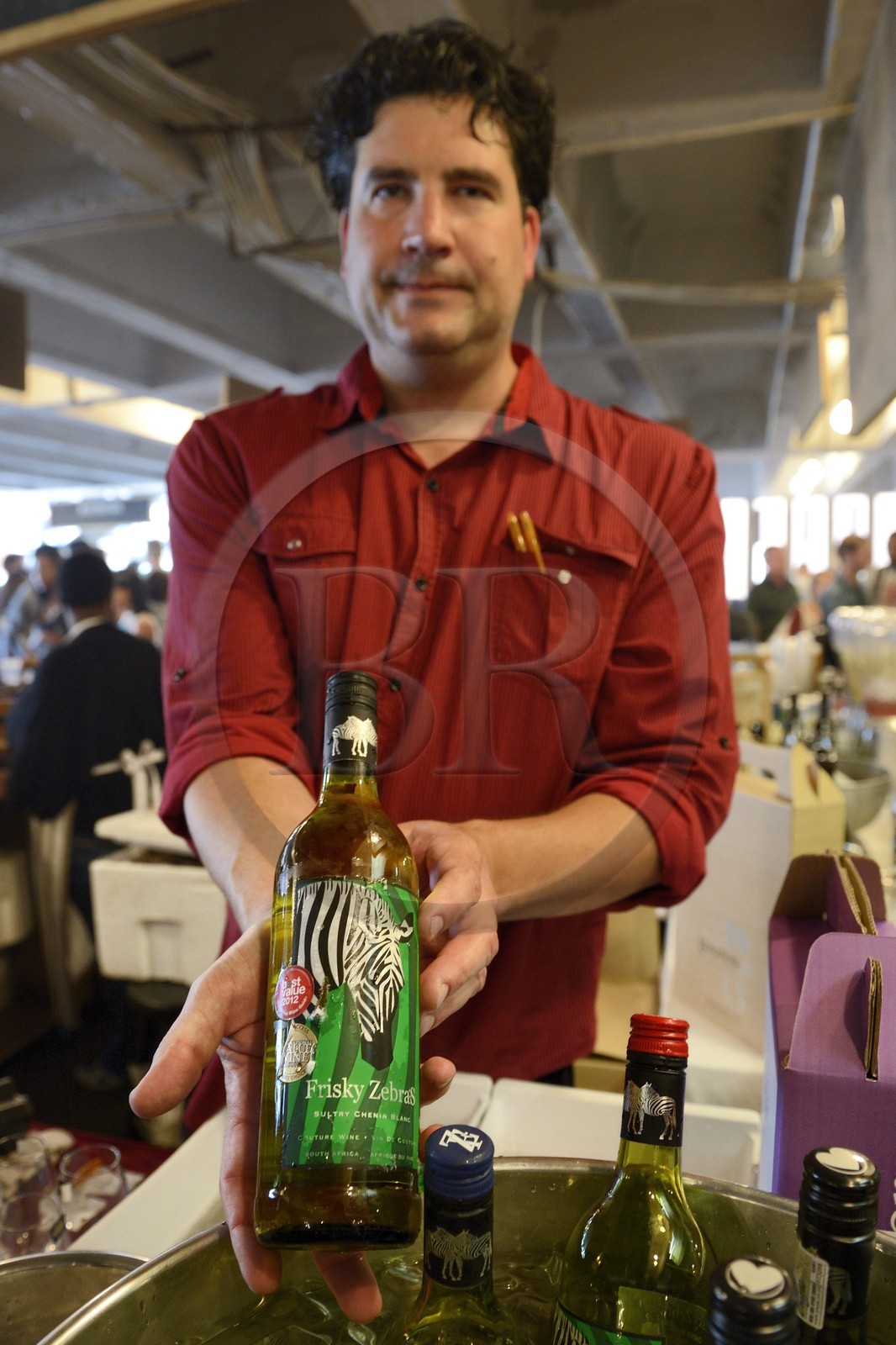 Afrique du Sud, province de Gauteng, Johannesburg, quartier de Braamfontein, Neighbourgoods Market, marché du samedi qui est autant une source d'approvisionnement pour des aliments de la ferme et des produits spécialisés comme il est un point de rencontre de la communauté pour échanger des idées et être entrainé par l'énergie qui fait Joburg, vin de Stellenbosch