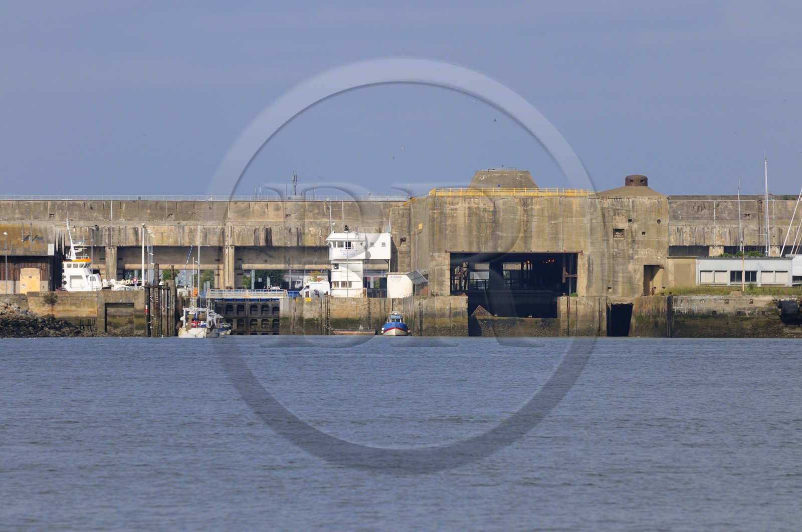 France, Loire-Atlantique (44), port de Saint-Nazaire, l'entrée Est du bassin et l'écluse bunker qui abrite le sous-marin Espadon