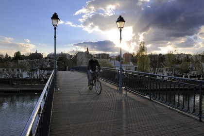 France, Val-de-Marne (94), les bords de Marne, cycliste sur la passerelle entre Le Perreux-sur-Marne en arrière plan et Bry-sur-Marne