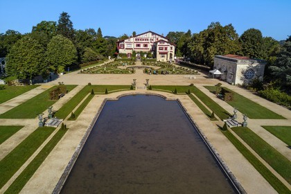 France, Pyrénées-Atlantiques (64), Pays-Basque, Cambo-les-Bains, la Villa Arnaga et  son jardin à la française, musée et maison d'Edmond Rostand de style néo-basque (vue aérienne)