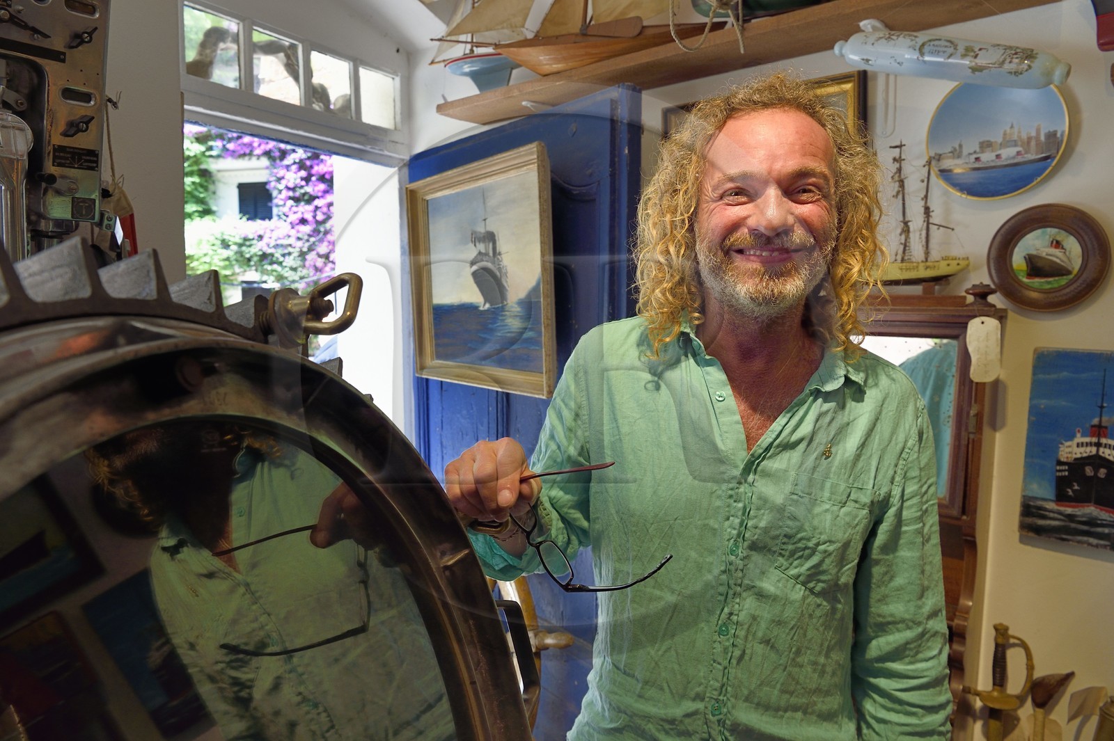 France, Var (83), Saint-Tropez, place de l'Ormeau, magasin d'antiquités marines La Vieille Mer, Walter Wolkowicz antiquaire de Marine