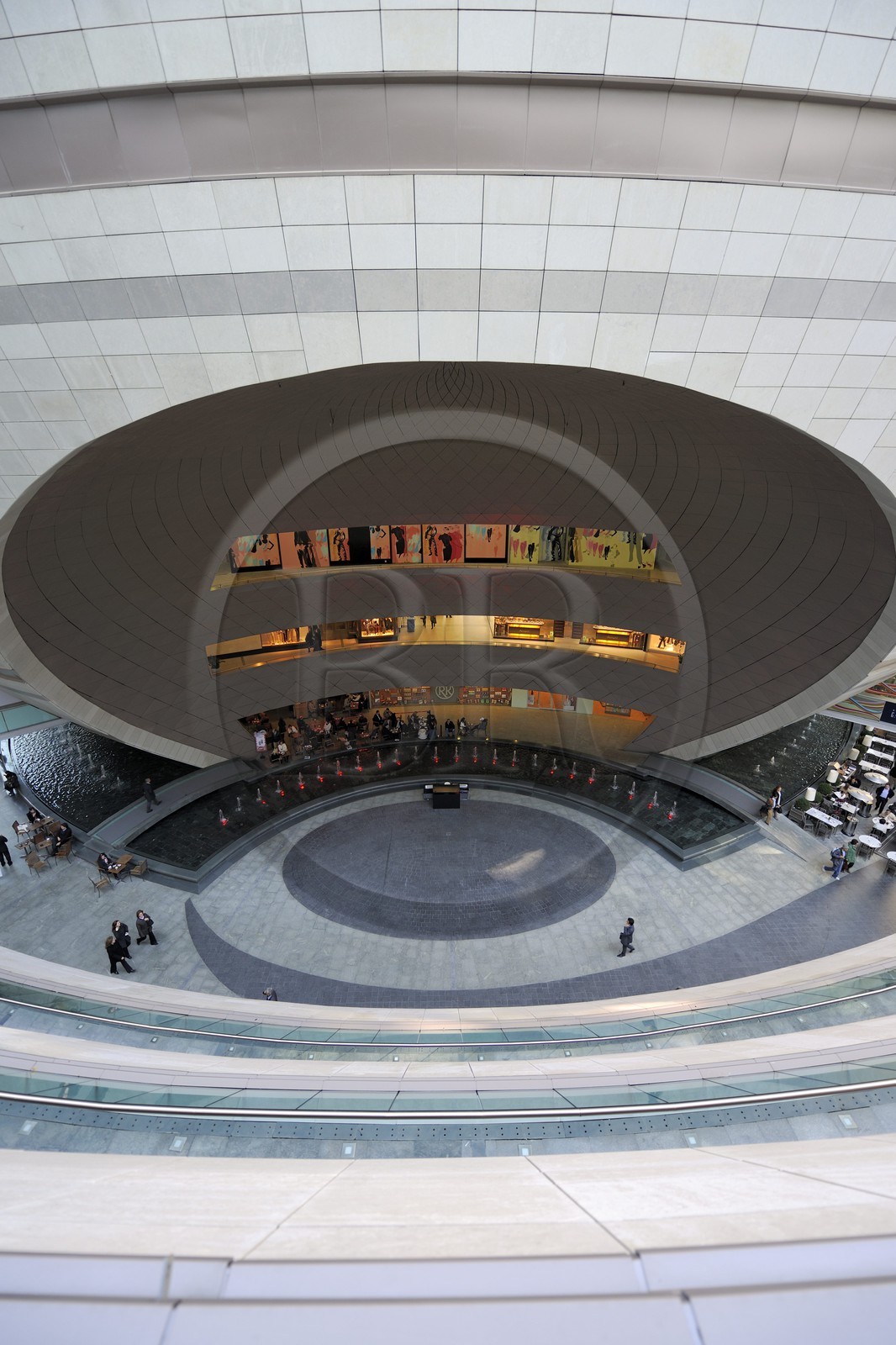 Turquie, Istanbul, le centre commercial Canyon (Kanyon Alişveriş Merkezi), une réalisation des cabinets d'architectes Jerde Partnership de Los Angeles et Tabanlioglu d'Istanbul, sphère abritant un cinema en multiplex