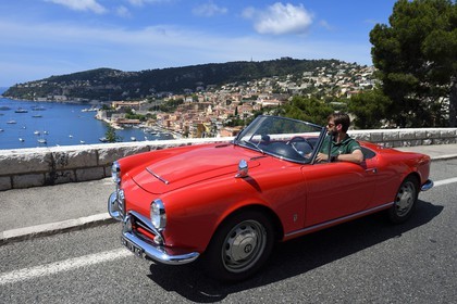 France, Alpes-Maritimes (06), Villefranche-sur-Mer, Alfa Romeo Giulietta décapotable de collection sur la route de la Basse Corniche surplombant la ville