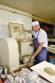 France, Bas-Rhin (67), Gertwiller, musée et fabrique de Pains d'épices Lips, le pain d'épicier Michel Habsiger