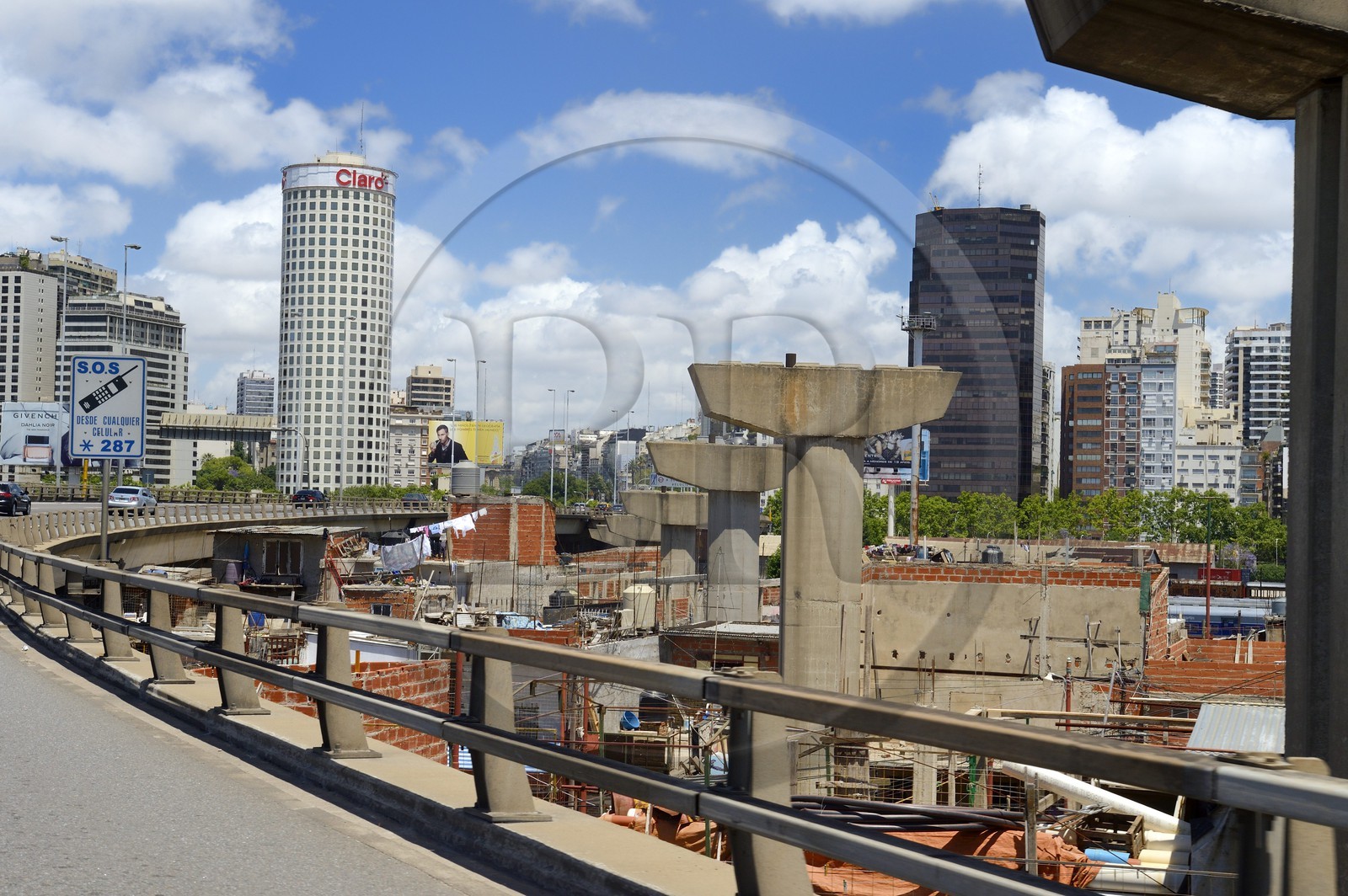 Argentine, Buenos Aires, bidonville le long de l'autoroute U.Illia au nord de la ville