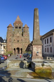 France, Bas Rhin (67), Marmoutier, l'église abbatiale romane du VIème siècle, façade occidentale en grès rouge des Vosges