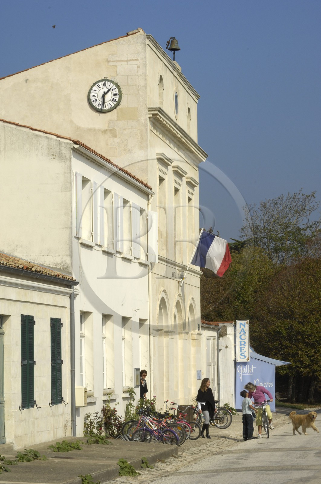 France, Charente-Maritime (17), Ile d'Aix, le bourg, l'école-mairie au bout de la rue Courgaud