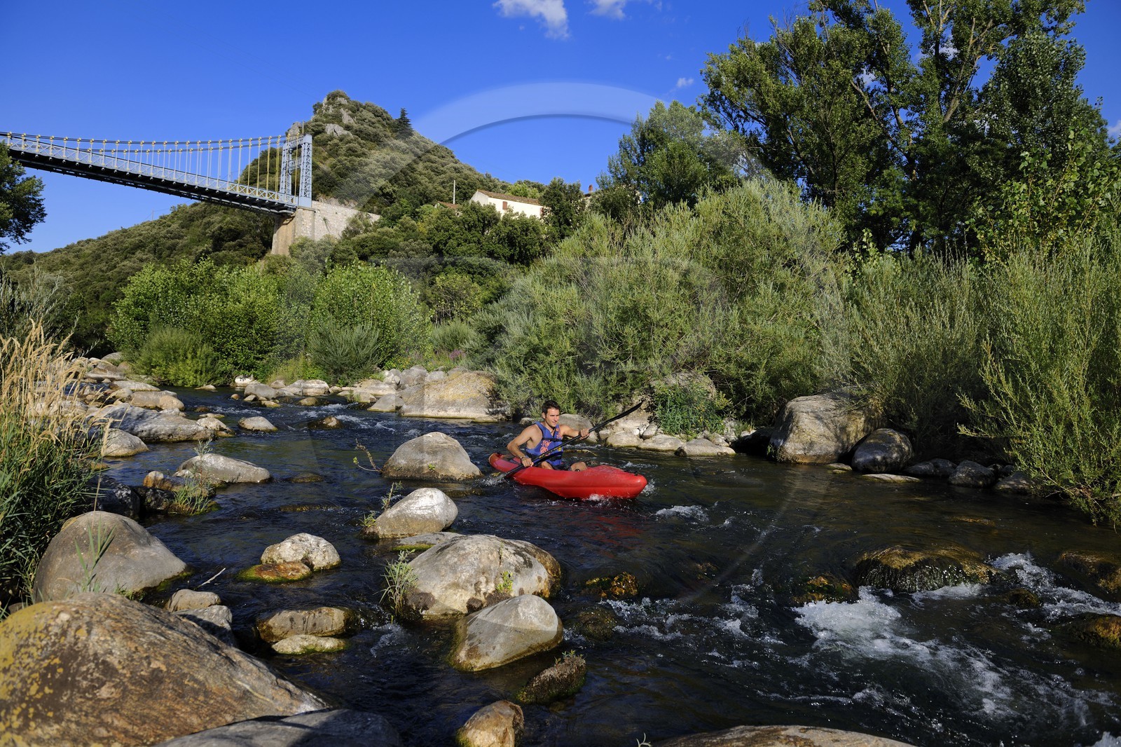 France, Hérault (34), vallée de l' Orb, descente en canoë-kayak de la rivière Orb au moulin de Travassac à Mons la Trivalle, Sylvain Cathala de Ateliers Rivière Randonnées