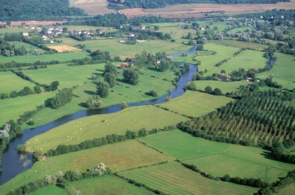 France, Eure (27), le rivière Risle vers Montfort-sur-Risle (vue aérienne)