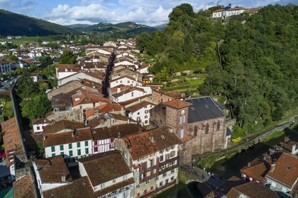 France, Pyrénées-Atlantiques (64), Pays-Basque, Saint-Jean-Pied-de-Port dominé par la citadelle, le Pont Vieux sur la rivière Nive de Béhérobie et l'église de l'Assomption ou Notre-Dame du Bout du Pont (vue aérienne)