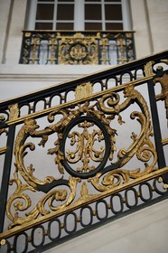 France, Yvelines (78), château de Versailles, classé Patrimoine Mondial de l'UNESCO, le domaine de Marie-Antoinette, le Petit Trianon, le grand escalier de pierre avec sa rampe en fer forgé porte le chiffre de Marie-Antoinette