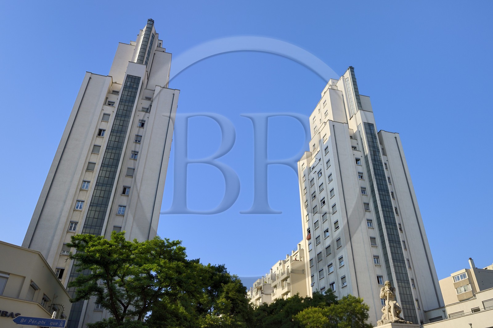 France, Rhône (69), Villeurbanne, ensemble architectural des gratte-ciel construit de 1927 à 1934, le Répit de l’agriculteur œuvre de Jules Pendariès et la perspective des Gratte-ciel