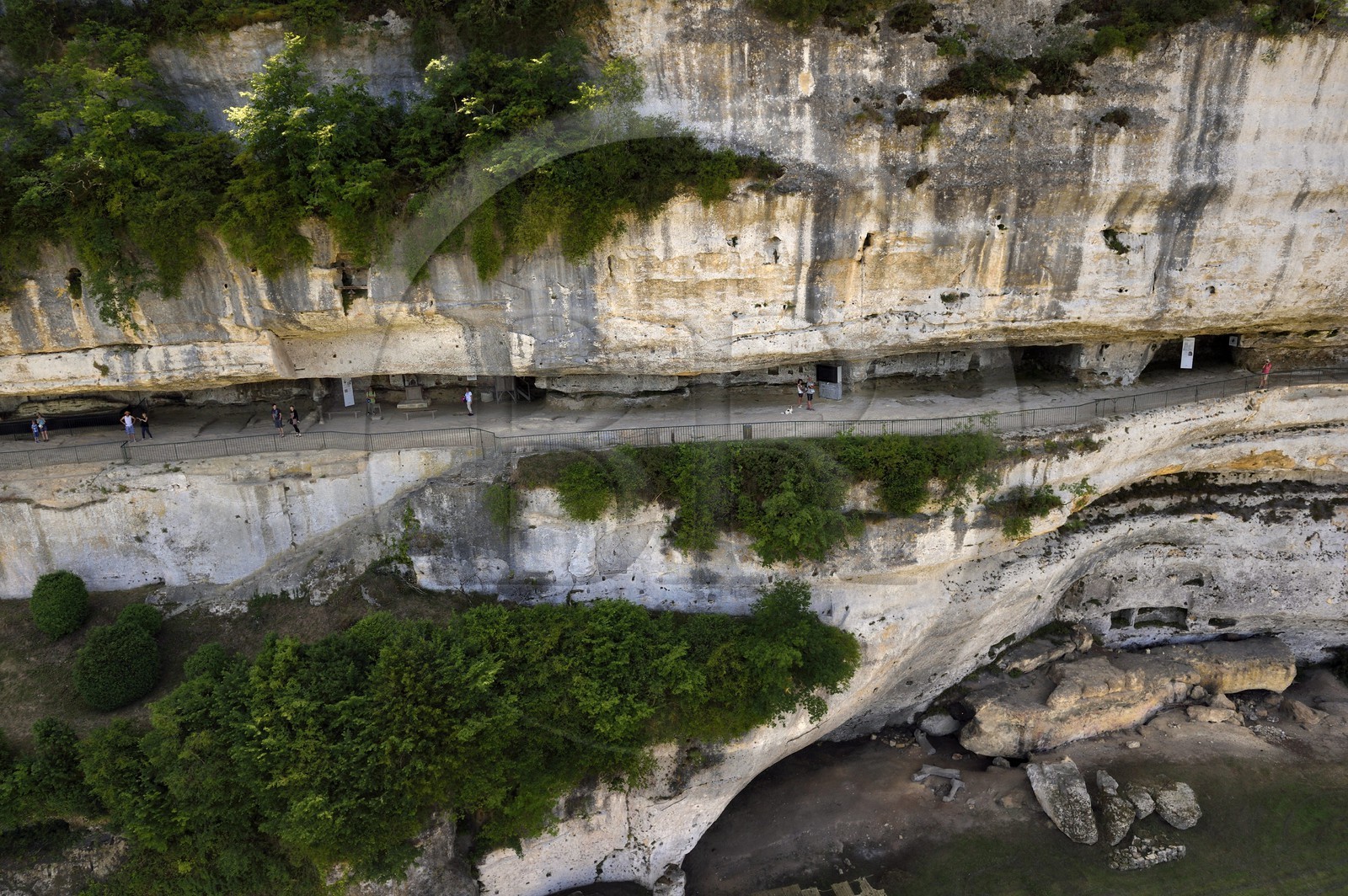 France, Dordogne (24), Périgord Noir, vallée de la Vézère, site préhistorique et grotte ornée classés Patrimoine Mondial de l'UNESCO, Peyzac-le-Moustier, falaise de La Roque-Saint-Christophe, site troglotytique datant de la Préhistoire, abri sous roche de la grande terrasse (vue aérienne)
