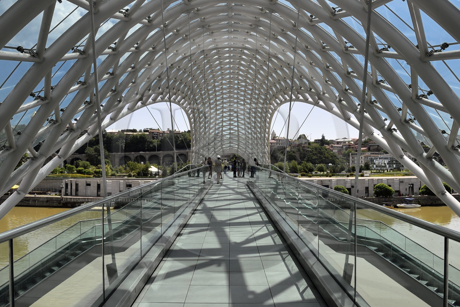 Géorgie, Tbilissi, vieille ville, rivière Mtkvari, pont de la paix