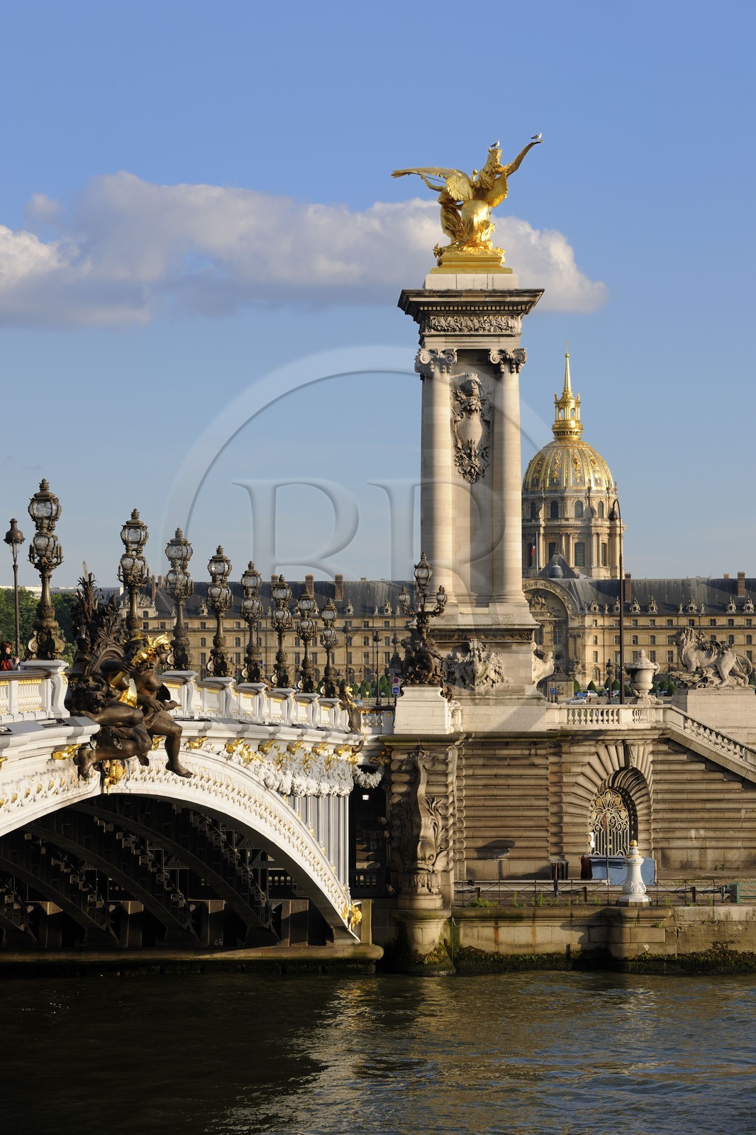 France, Paris (75), le Pont Alexandre III et les invalides en arrière plan